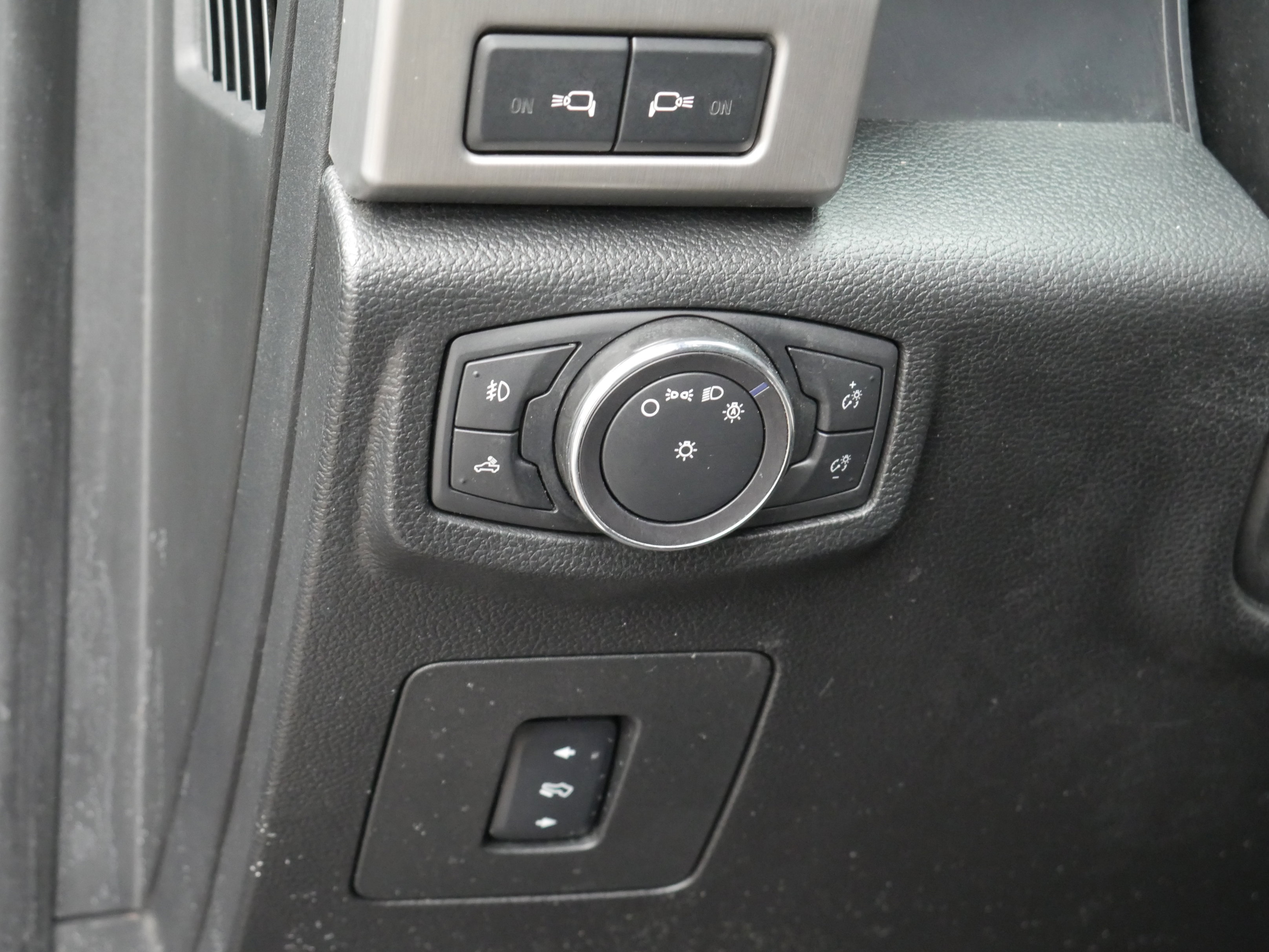 Used 2015 Ford F150 Platinum w/ Equipment Group 701A Luxury image 6