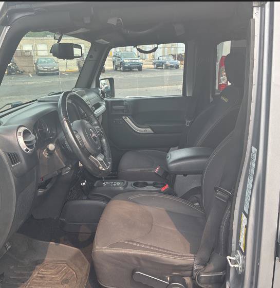 Used 2015 Jeep Wrangler Unlimited Sahara w/ Connectivity Group AWD/4WD image 2