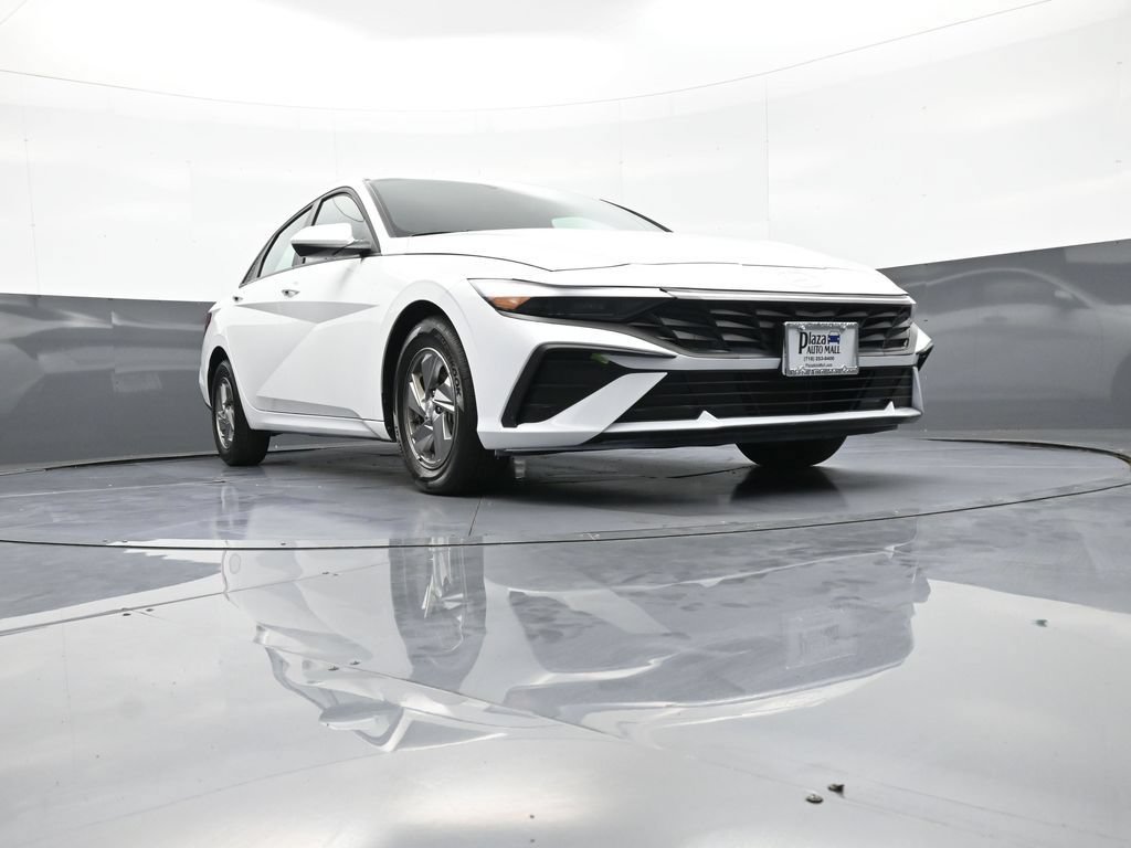 Certified 2025 Hyundai Elantra SE w/ Cargo Package FWD image 27