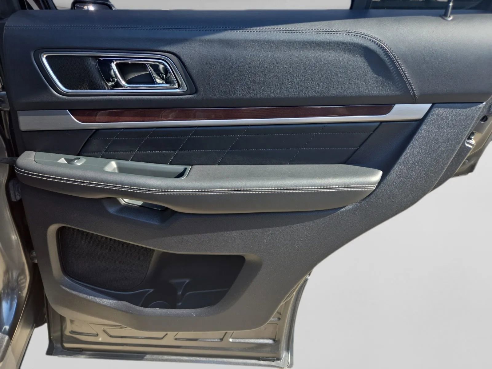 Used 2019 Ford Explorer Platinum image 31