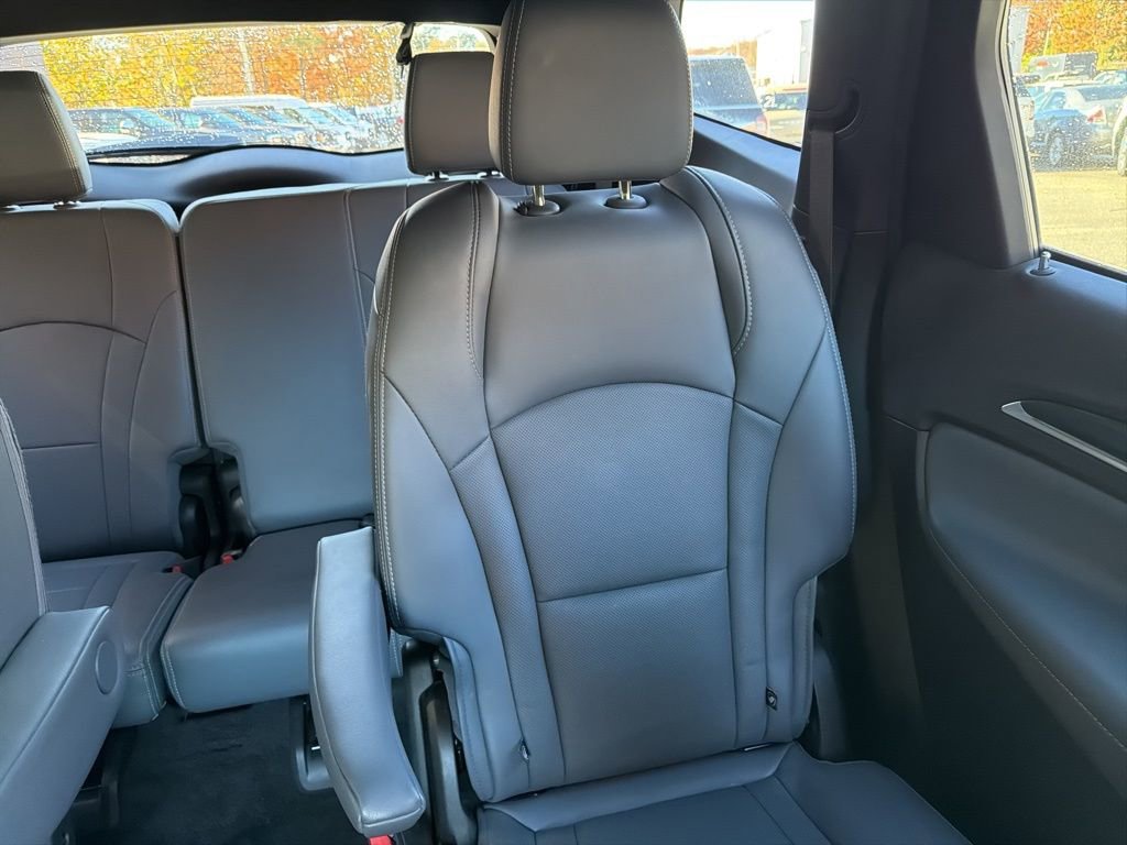 Used 2023 Buick Enclave Essence image 16
