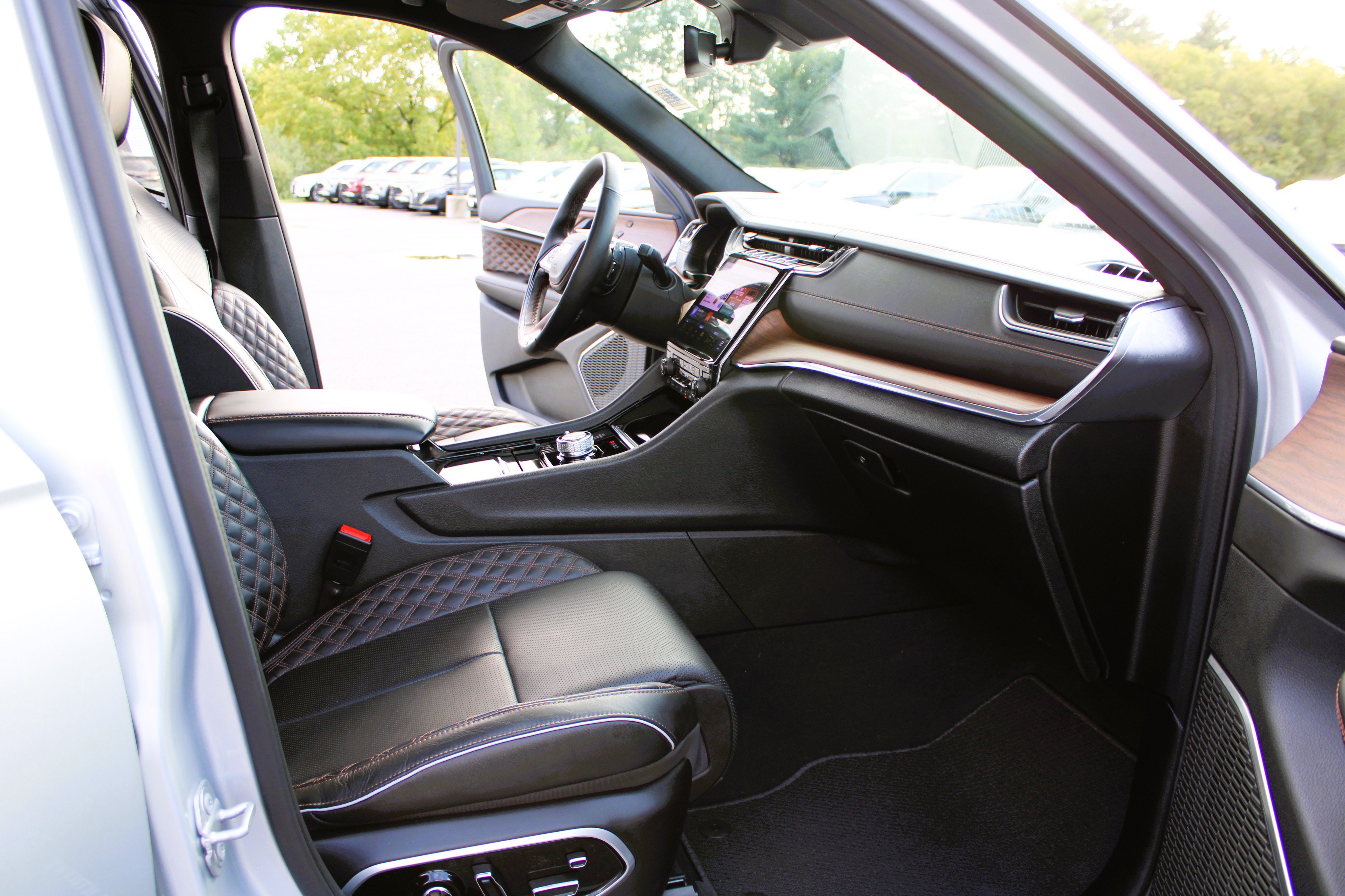 Used 2025 Jeep Grand Cherokee Summit w/ Luxury Tech Group V AWD/4WD image 28