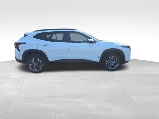 Certified 2025 Chevrolet Trax LT FWD image 6