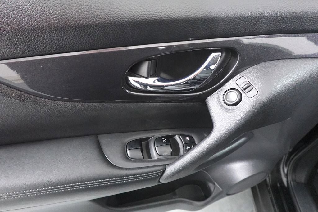 Used 2017 Nissan Rogue SV image 9