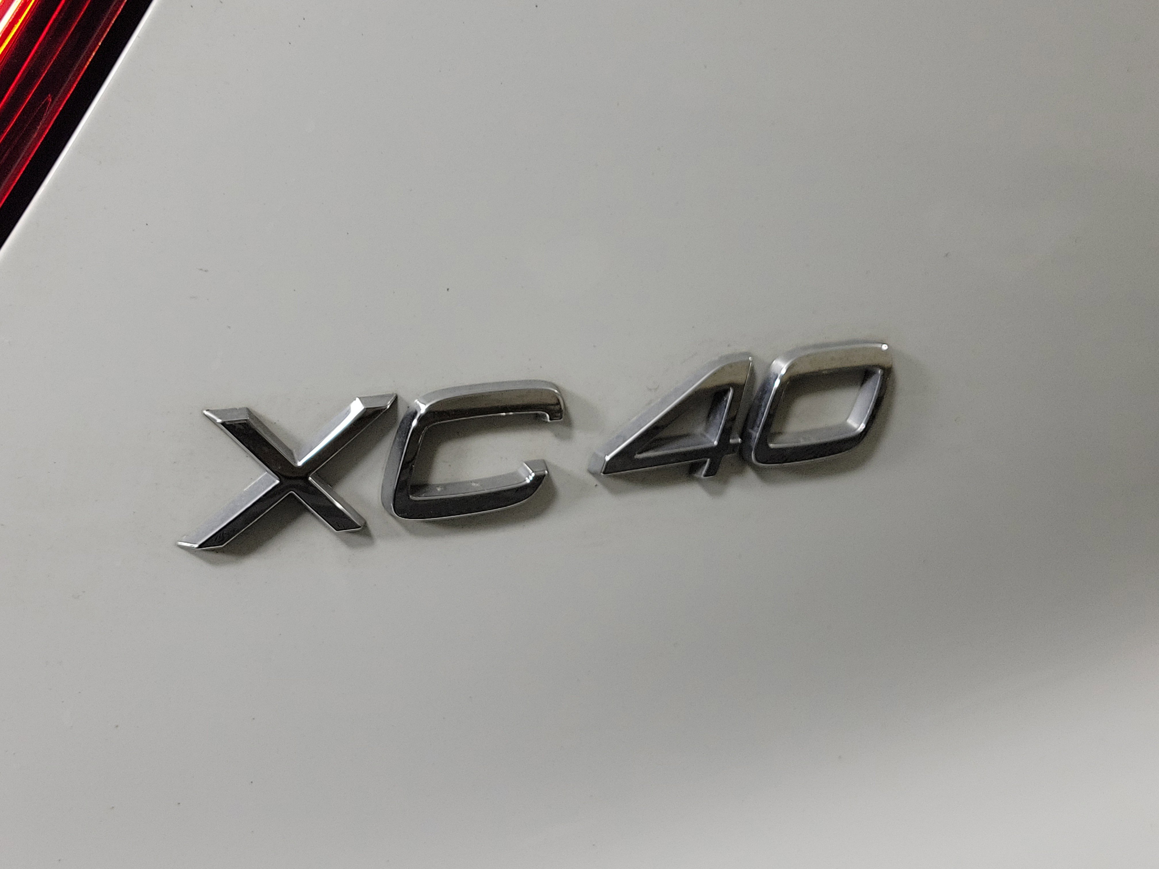 Used 2019 Volvo XC40 T5 Momentum image 7
