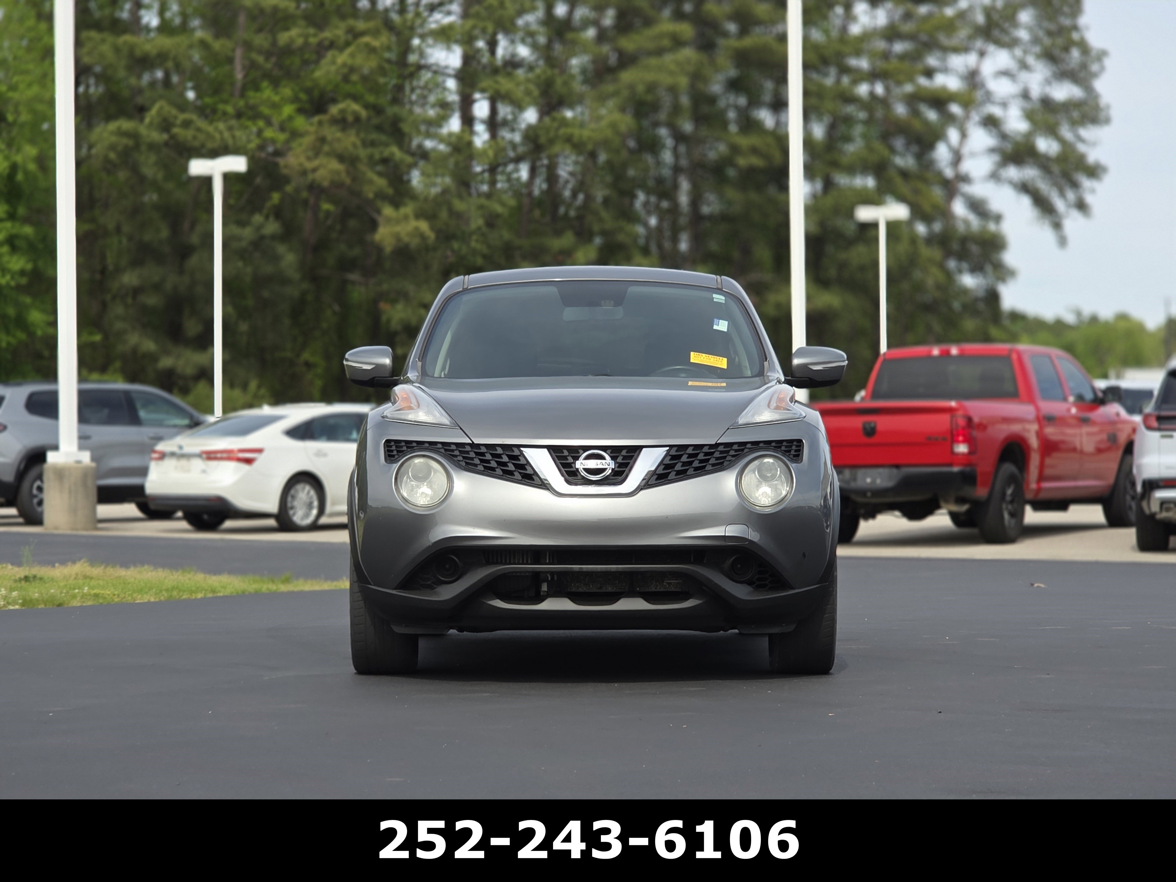 Used 2015 Nissan Juke SV image 2