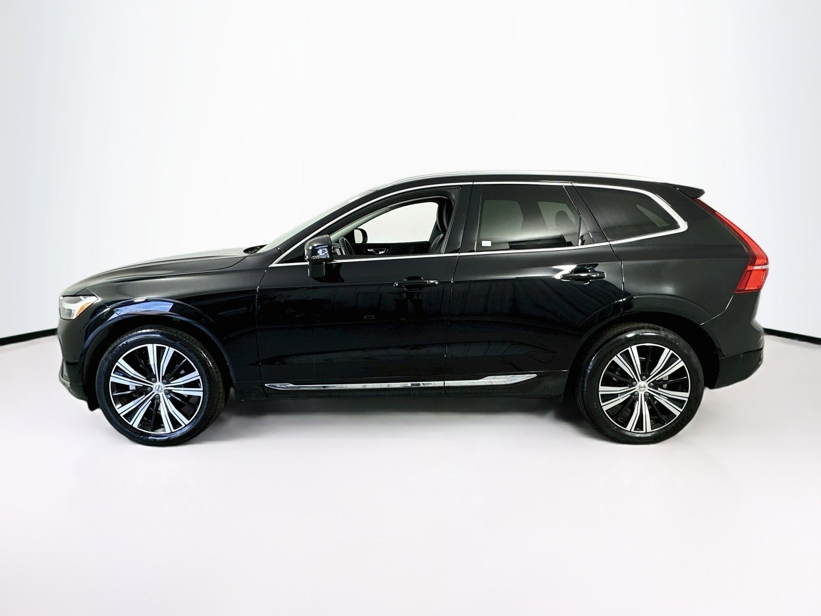 Used 2023 Volvo XC60 B5 Plus w/ Protection Package Premier AWD/4WD image 8