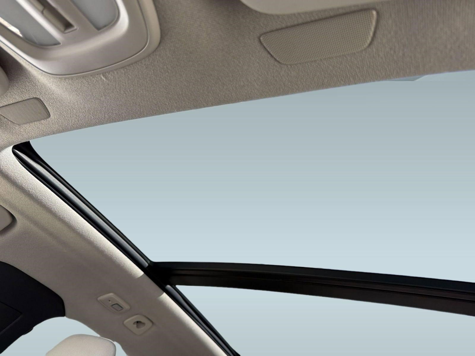 Certified 2023 Volvo XC40 B5 Plus w/ Protection Package Premier image 15