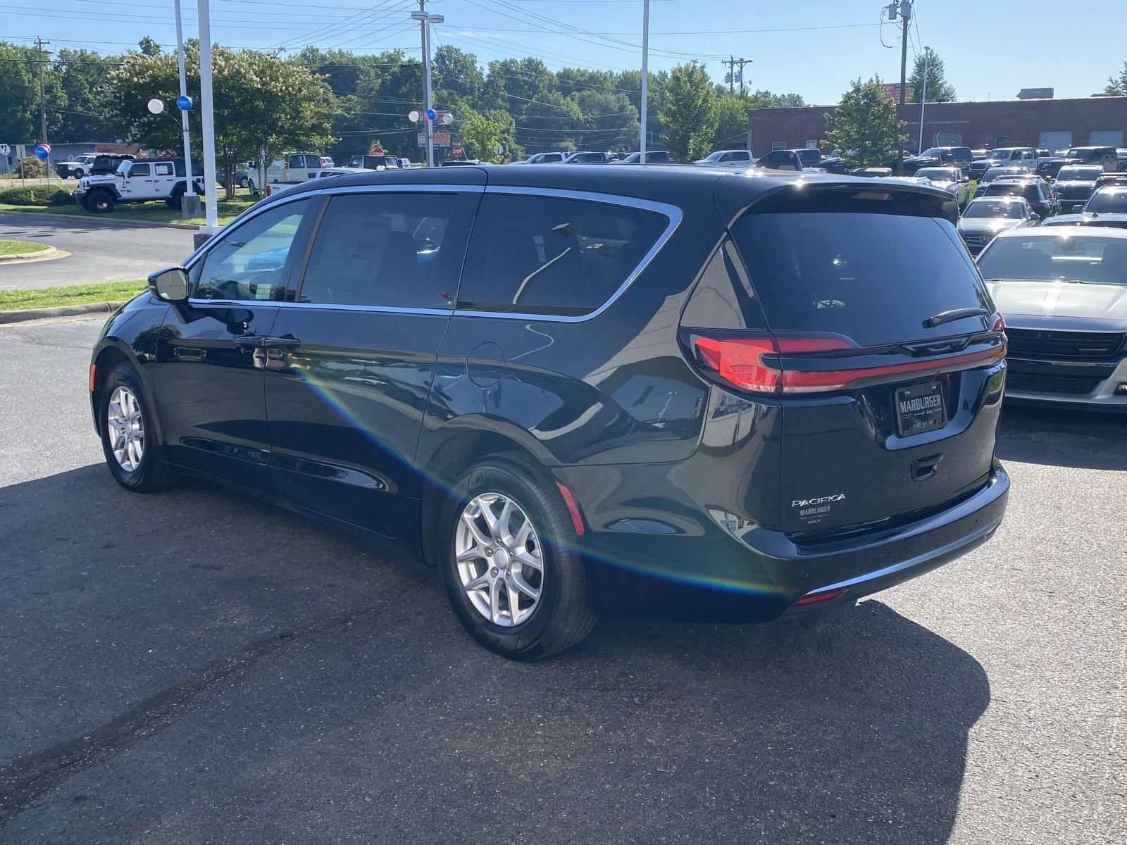 New 2027 Chrysler Pacifica Select FWD image 5