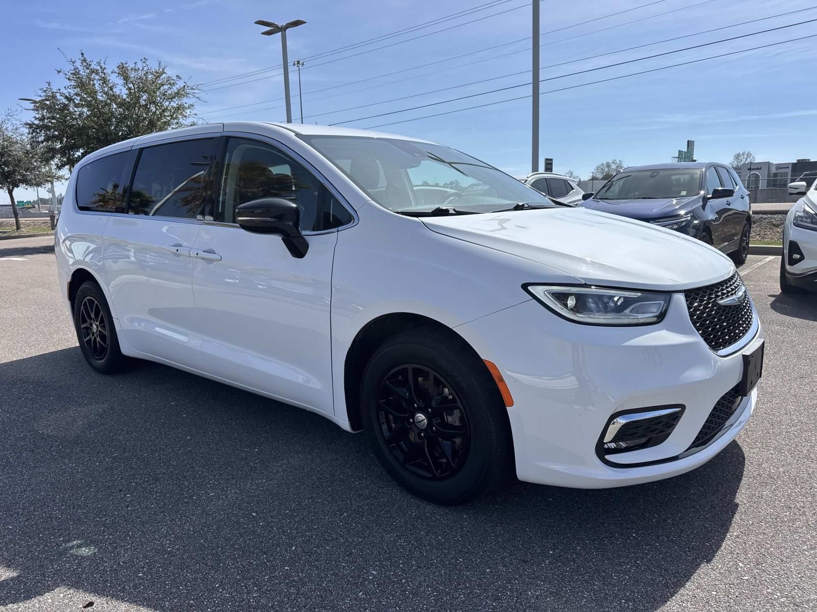 Used 2024 Chrysler Pacifica Touring-L image 3