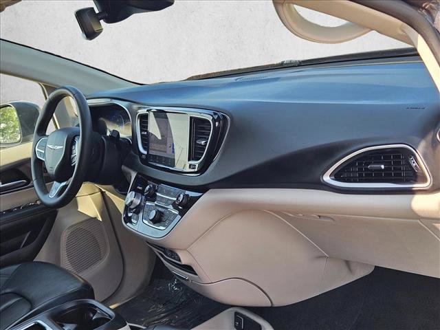 Used 2023 Chrysler Pacifica Touring-L FWD image 21