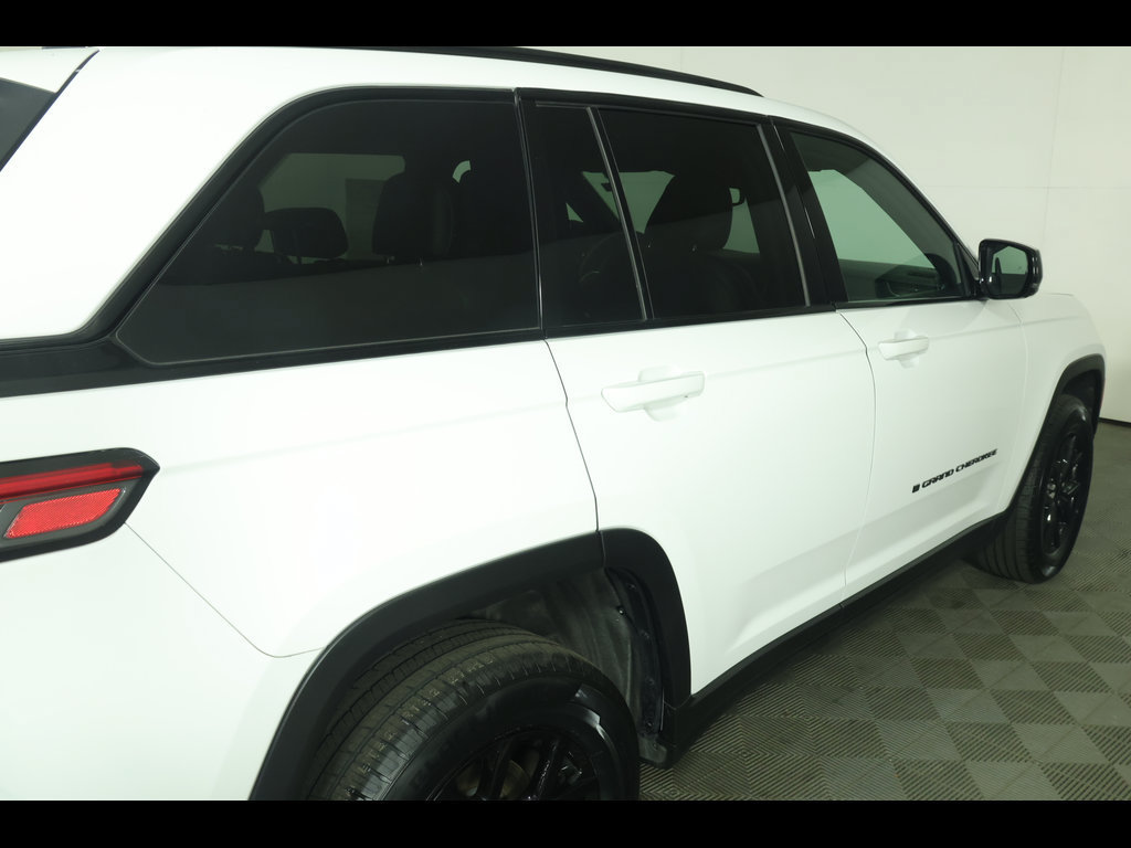 Used 2024 Jeep Grand Cherokee Altitude AWD/4WD image 18