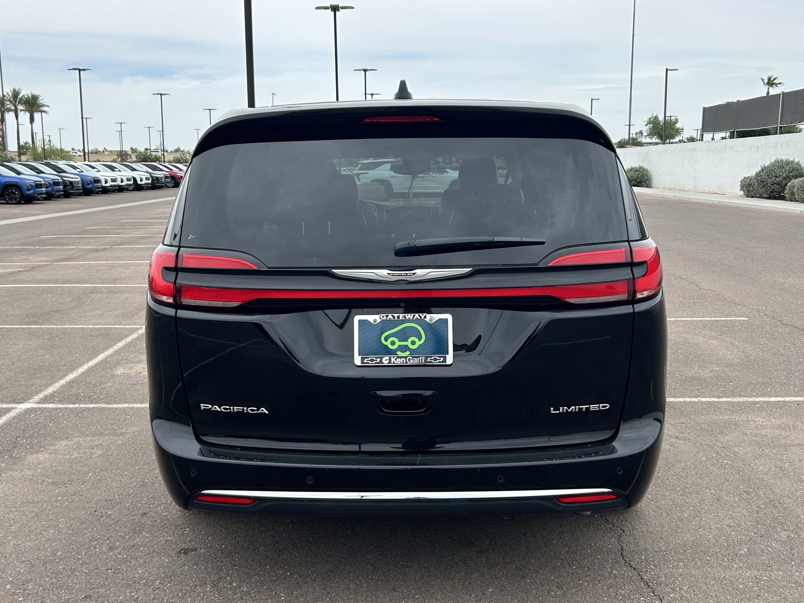 Used 2024 Chrysler Pacifica Limited FWD image 4
