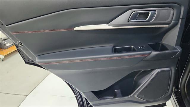 Used 2025 Ford Explorer ST-Line w/ ST-Line Street Pack image 24