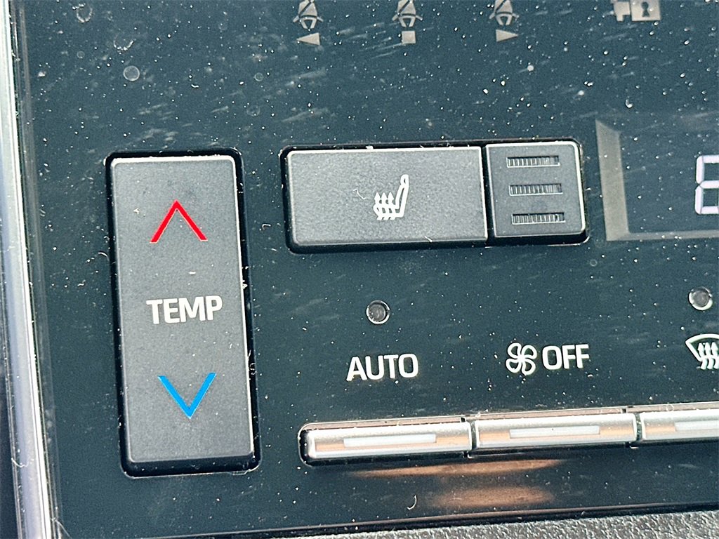 Used 2020 Toyota Avalon XLE image 19