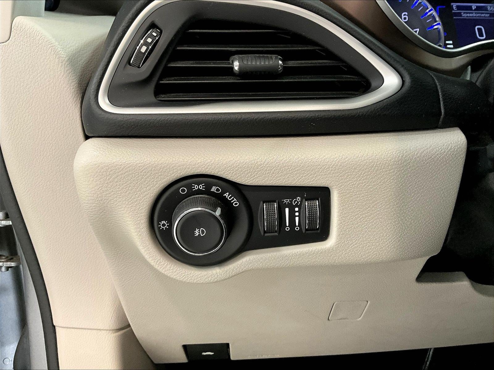 Used 2018 Chrysler Pacifica Touring-L FWD image 15