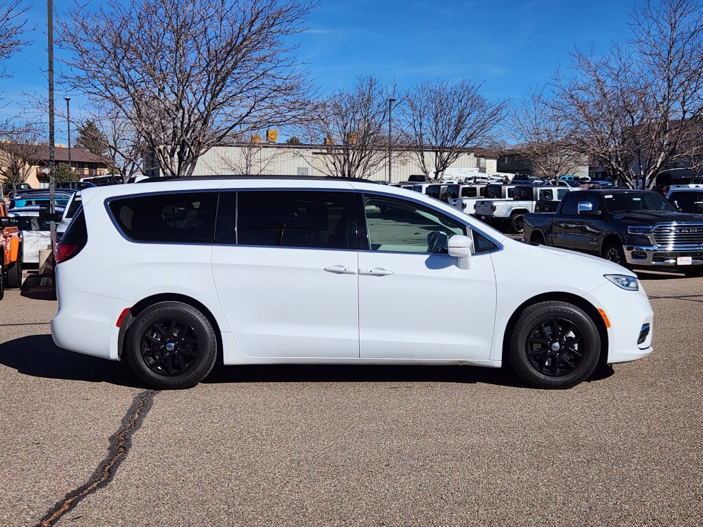 Used 2022 Chrysler Pacifica Touring-L image 2