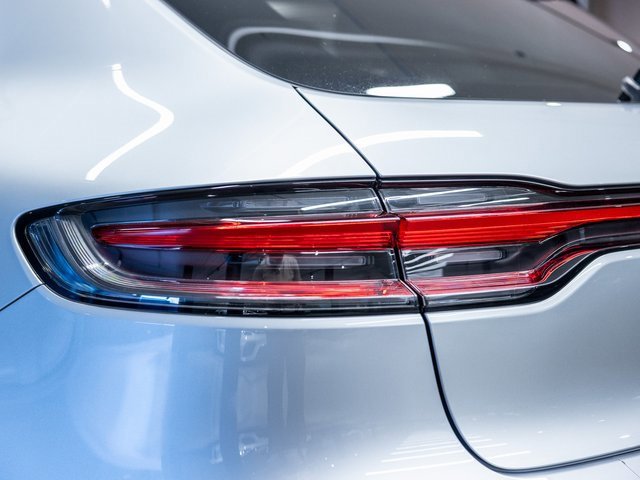 Certified 2025 Porsche Macan image 22