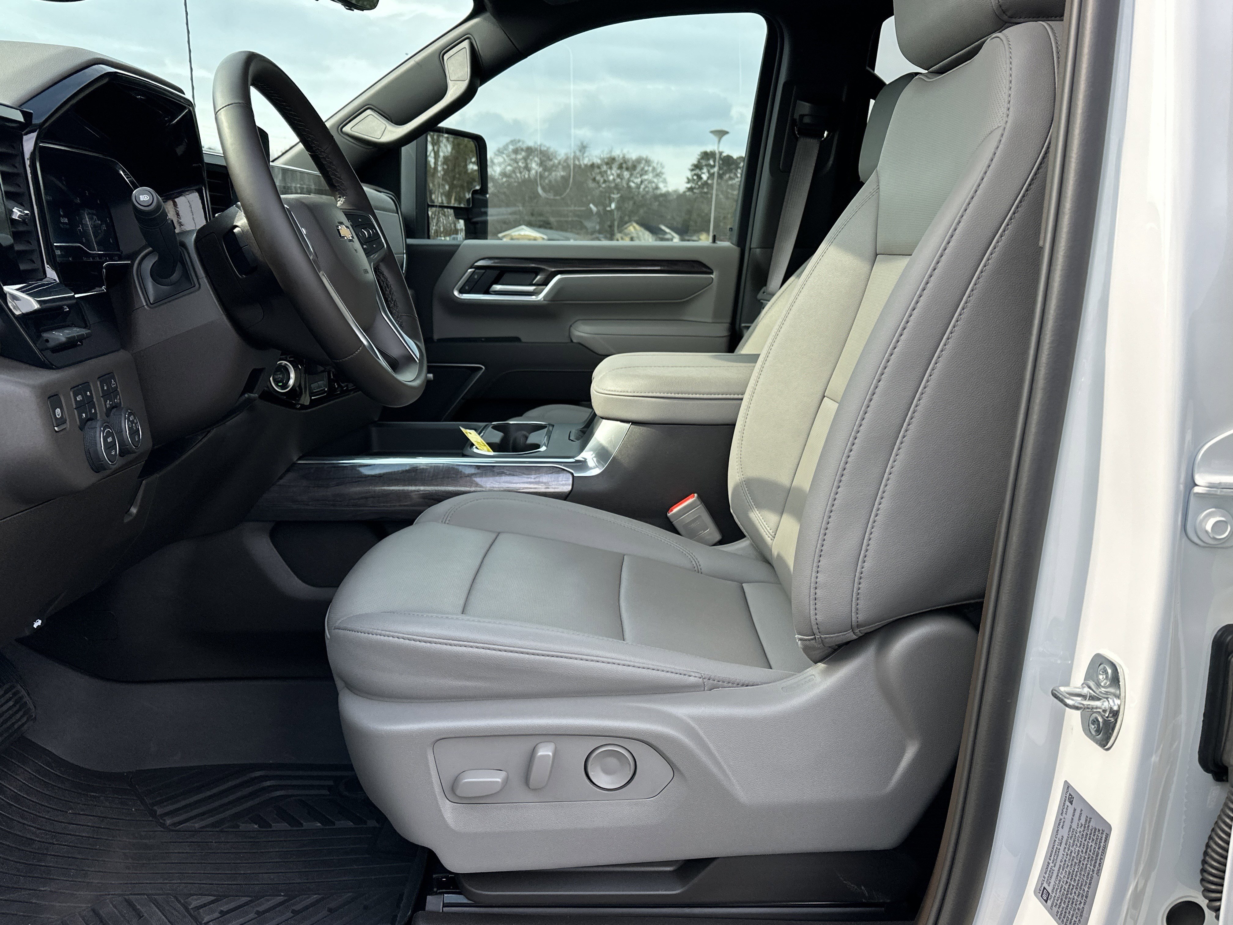 Used 2025 Chevrolet Silverado 2500 LTZ w/ LTZ Premium Package image 9