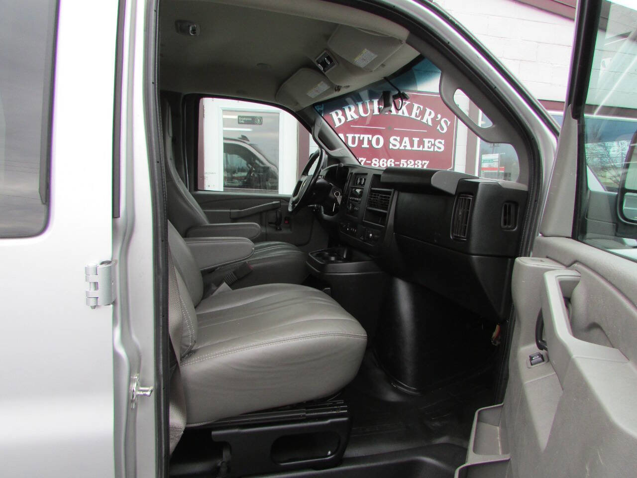 Used 2017 Chevrolet Express 3500 LS image 6
