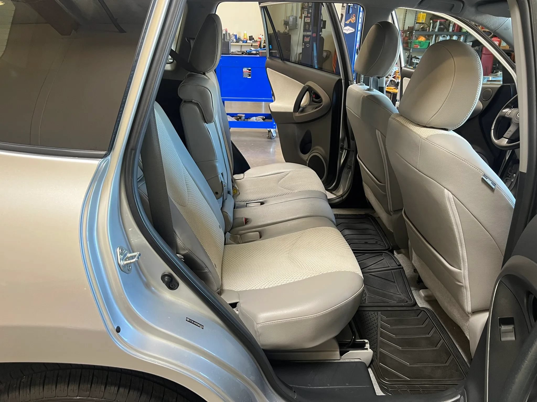 Used 2014 Toyota RAV4 EV FWD image 13