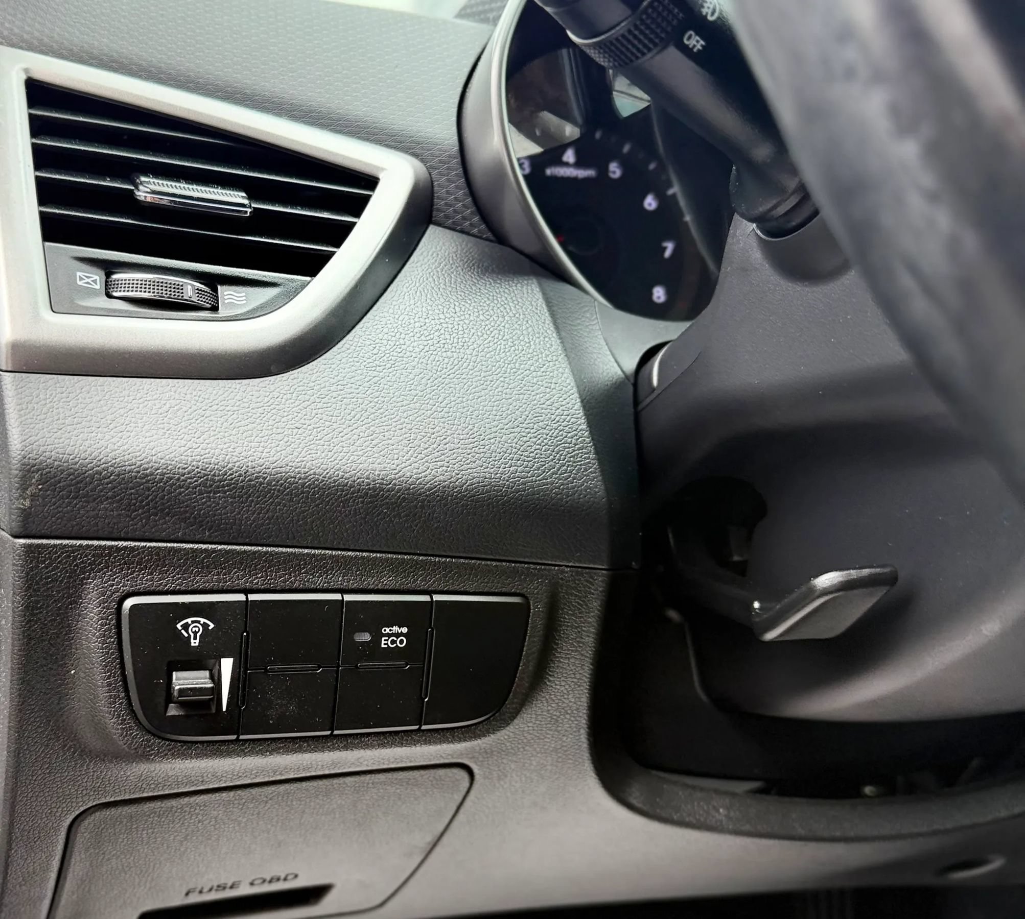 Used 2013 Hyundai Veloster RE:MIX Edition FWD image 21