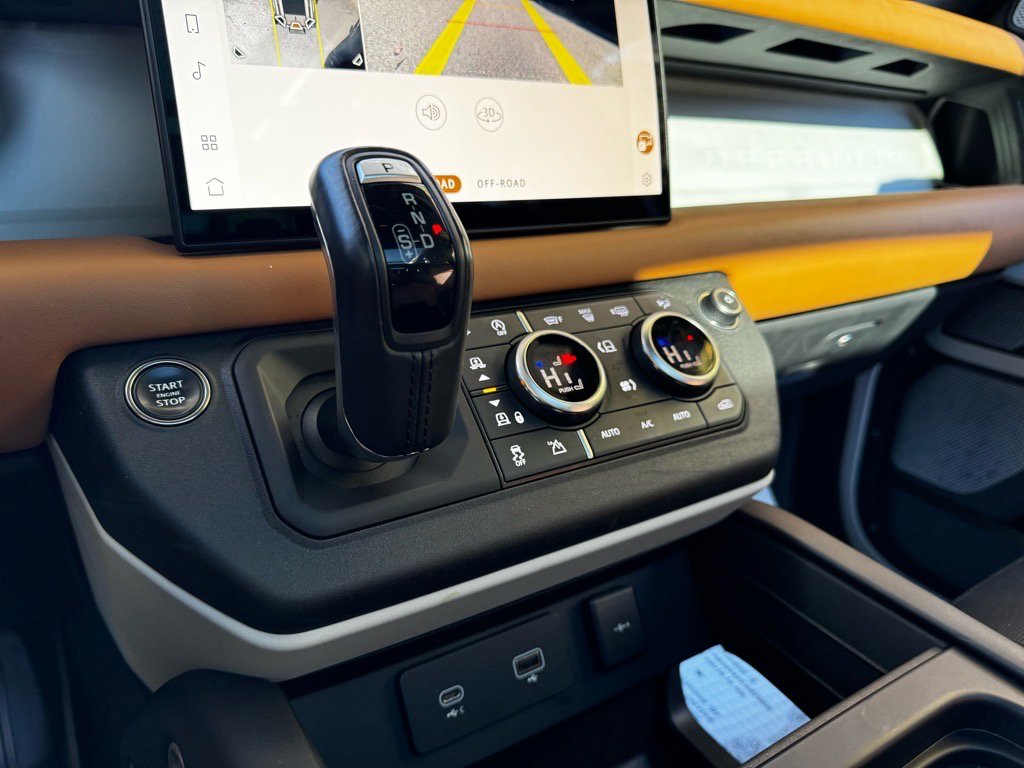 Used 2023 Land Rover Defender 130 X-Dynamic SE image 15