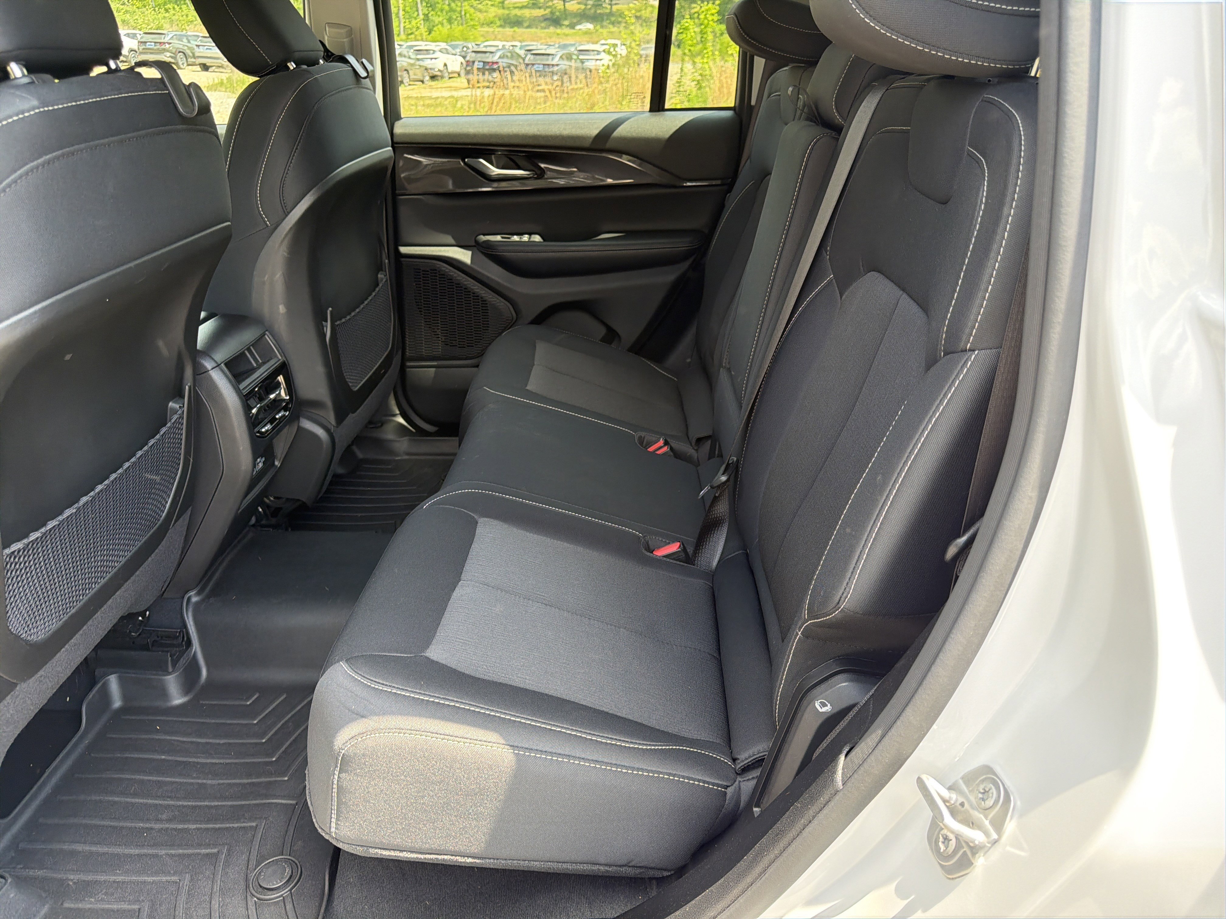 Used 2023 Jeep Grand Cherokee Laredo AWD/4WD image 20