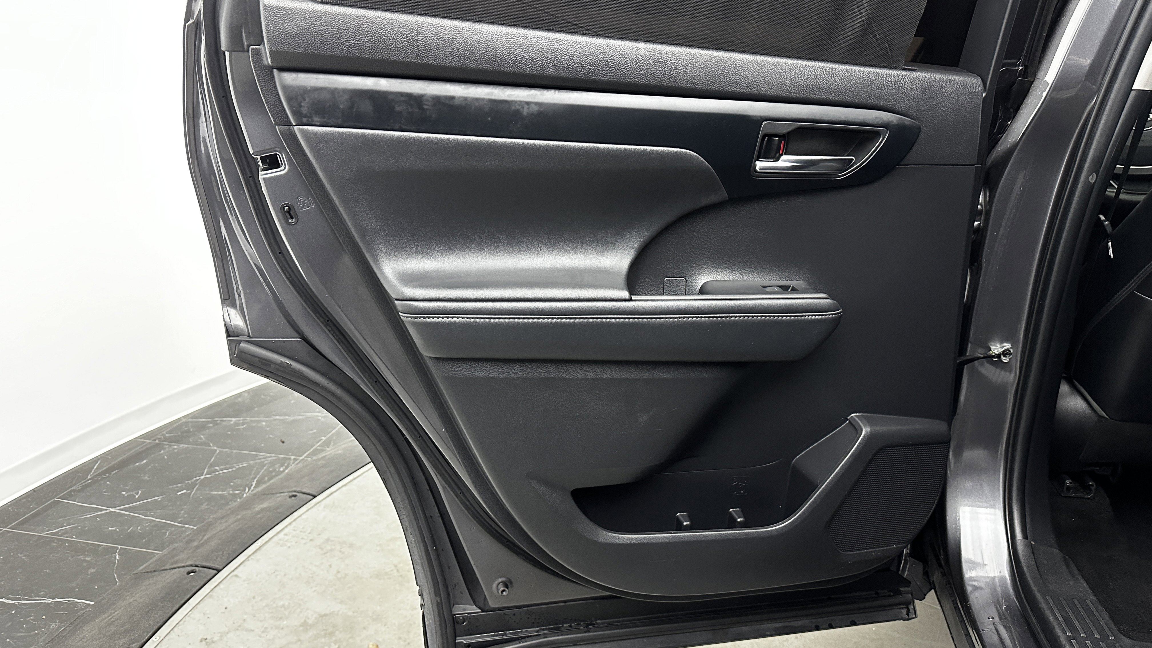 Used 2022 Toyota Highlander XLE image 25