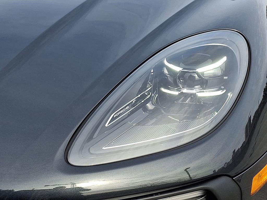 Used 2025 Porsche Macan image 11