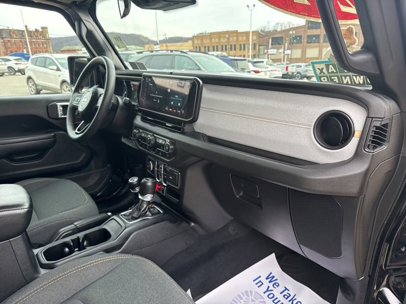 Used 2024 Jeep Wrangler Unlimited image 17