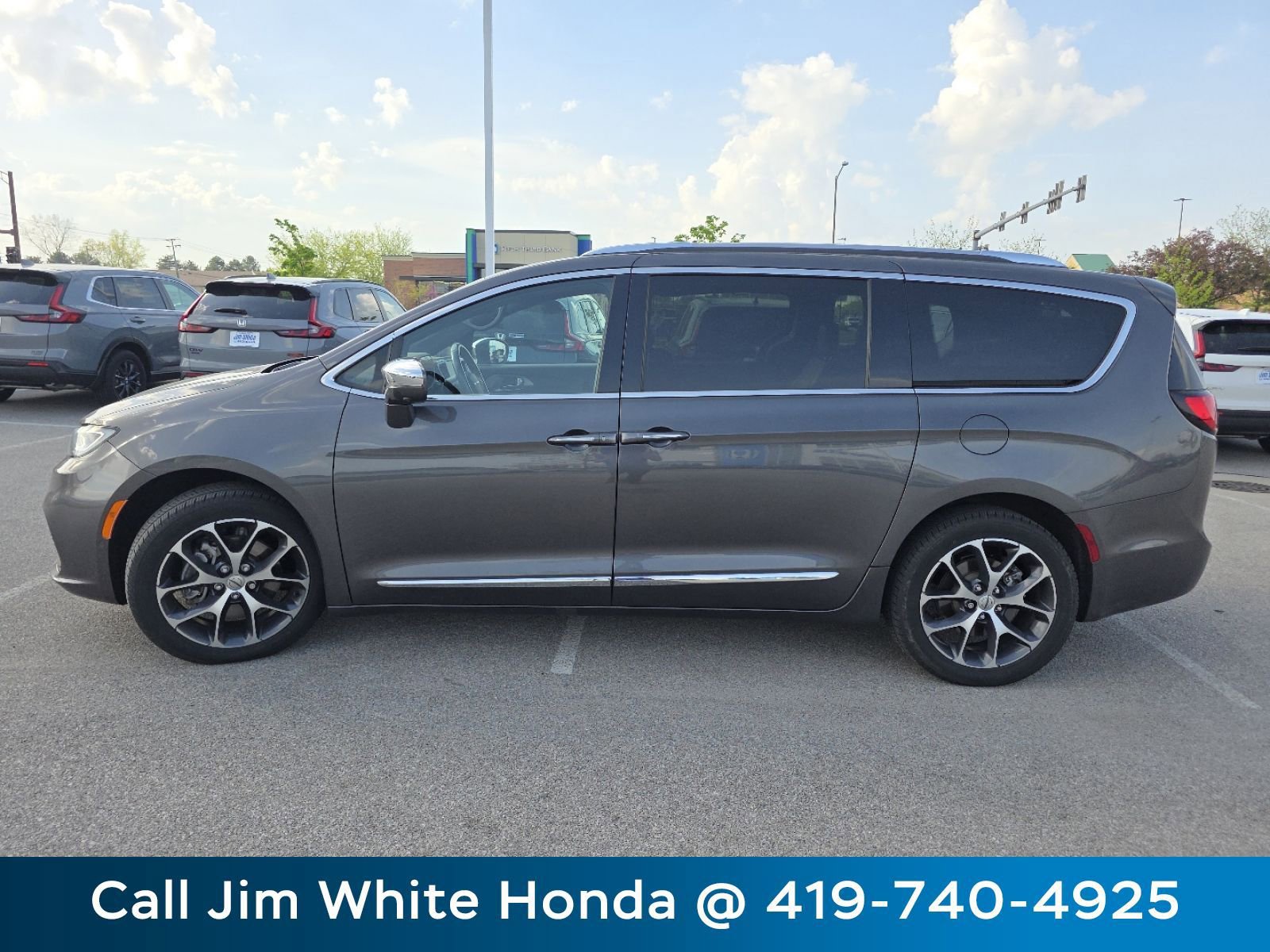 Used 2021 Chrysler Pacifica Limited w/ Uconnect Theater Family Group AWD/4WD image 14