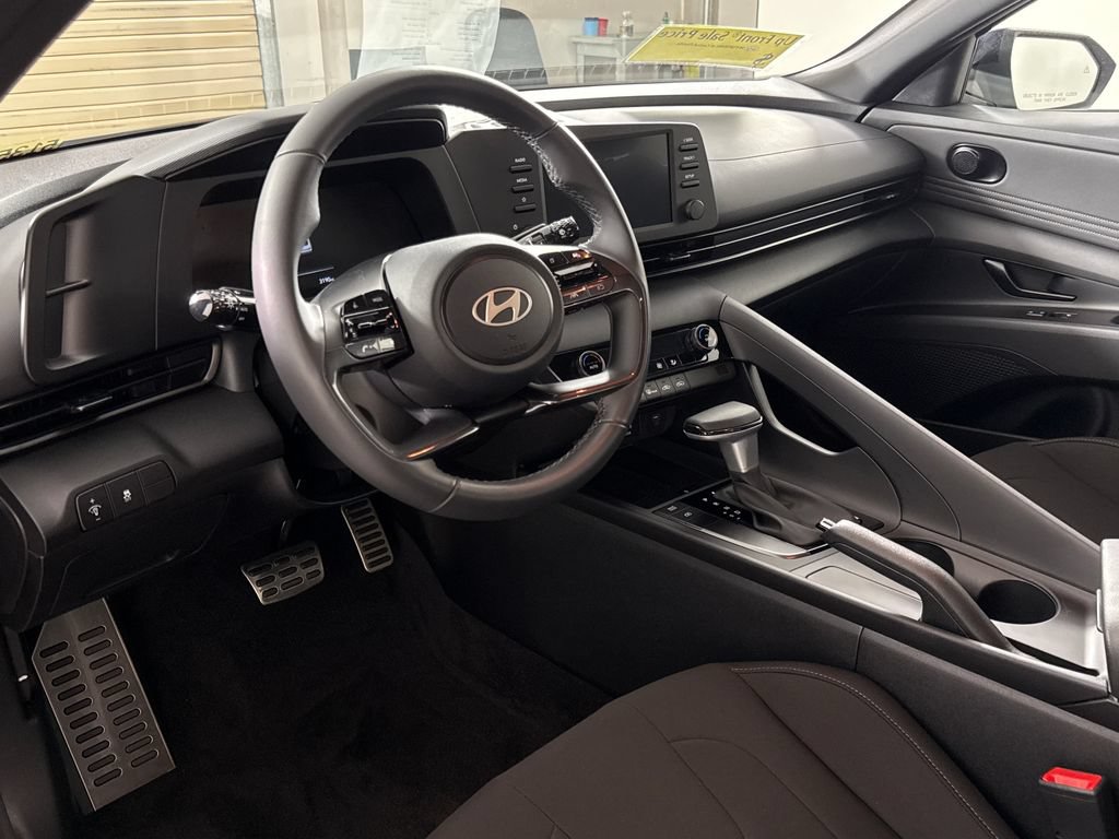 Certified 2025 Hyundai Elantra Sport FWD image 16
