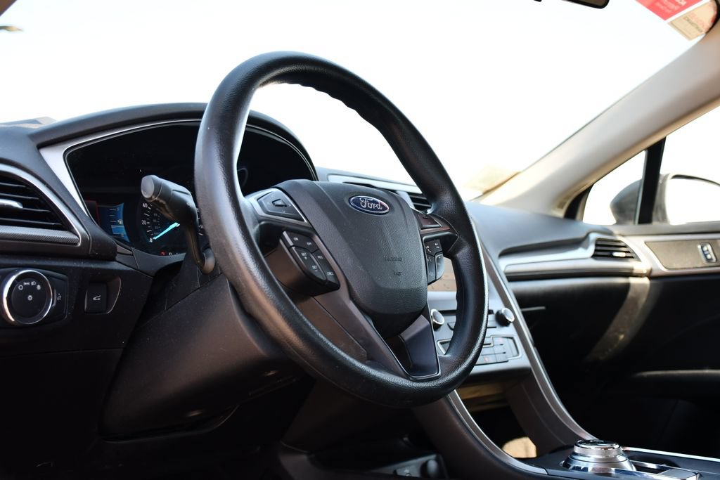 Used 2018 Ford Fusion SE w/ Fusion SE Technology Package FWD image 9