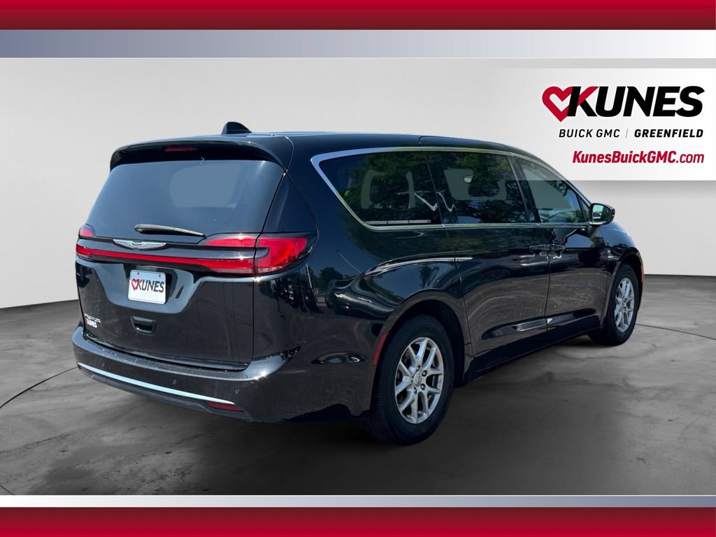 Used 2023 Chrysler Pacifica Touring-L FWD image 10