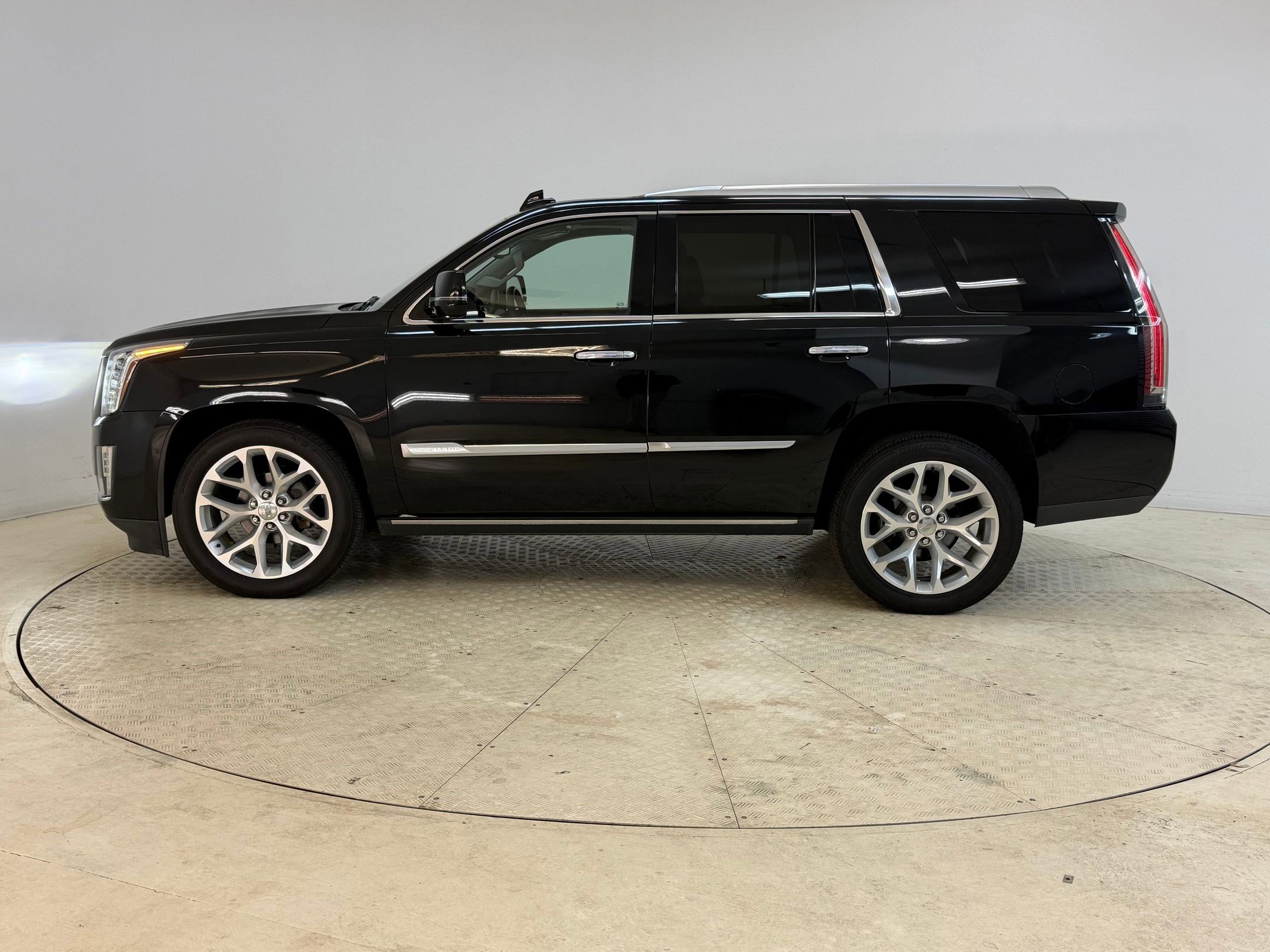 Used 2016 Cadillac Escalade Premium image 2