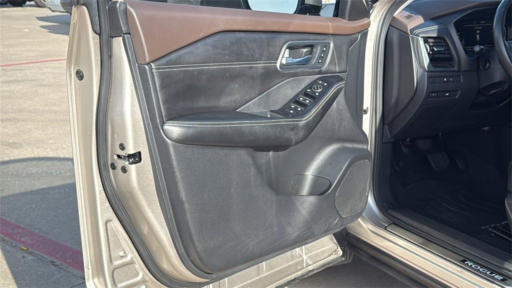 Used 2021 Nissan Rogue Platinum image 9