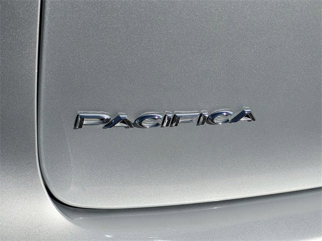 Used 2023 Chrysler Pacifica Touring-L image 6