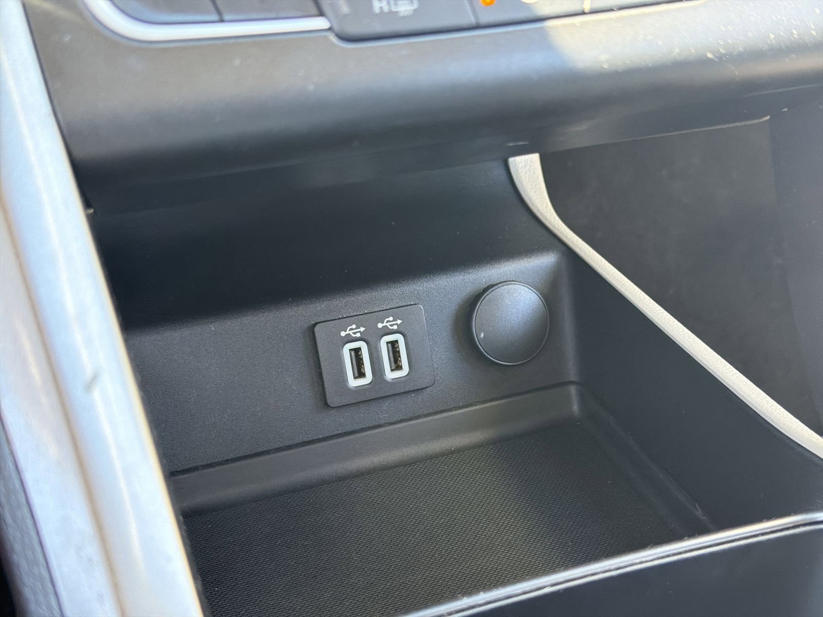 Used 2020 Ford Fusion SE FWD image 33