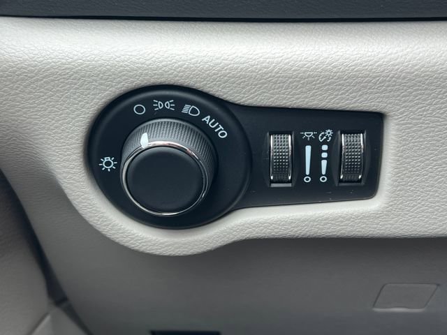 Used 2022 Chrysler Voyager LX FWD image 18