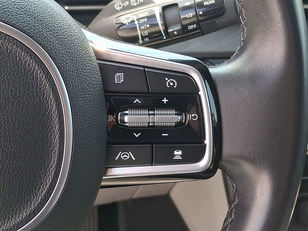 Used 2023 Kia Carnival EX FWD image 18