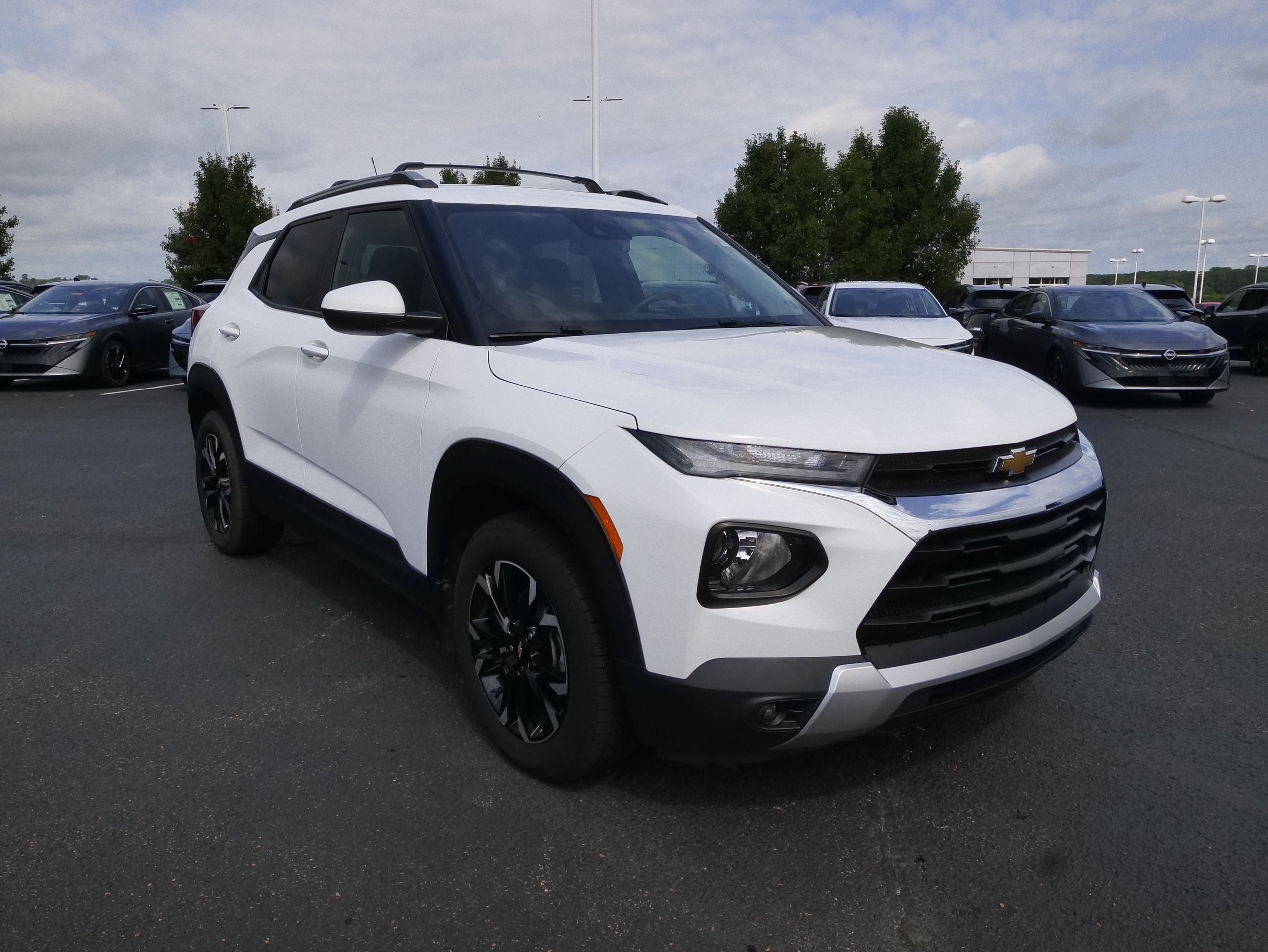 Used 2021 Chevrolet TrailBlazer LT w/ Convenience Package FWD image 2