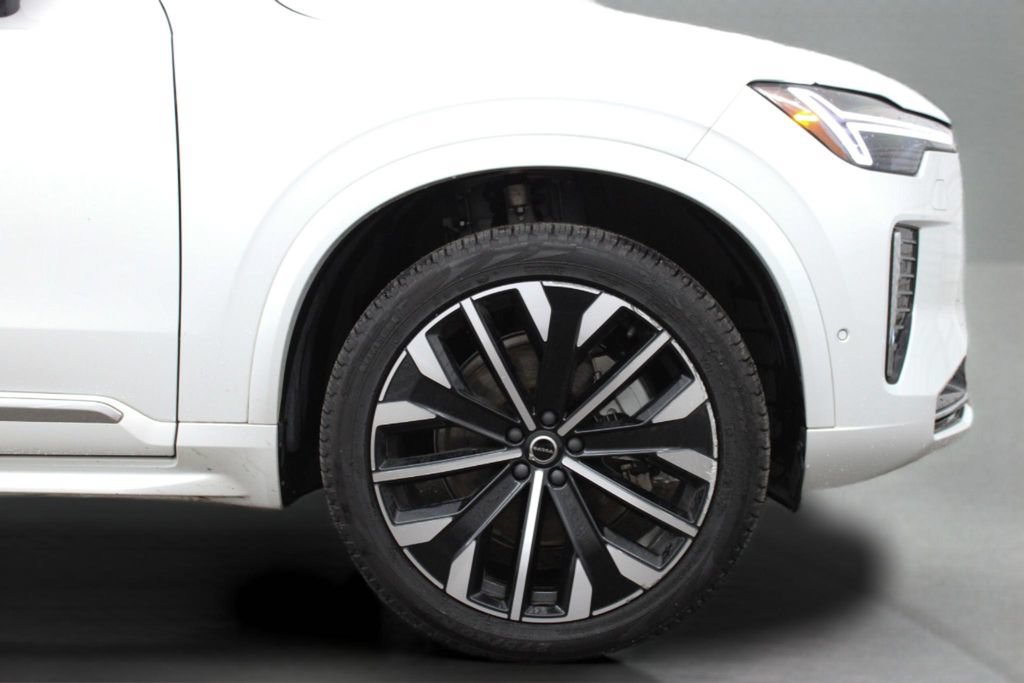 Certified 2025 Volvo XC90 B5 Ultra AWD/4WD image 14