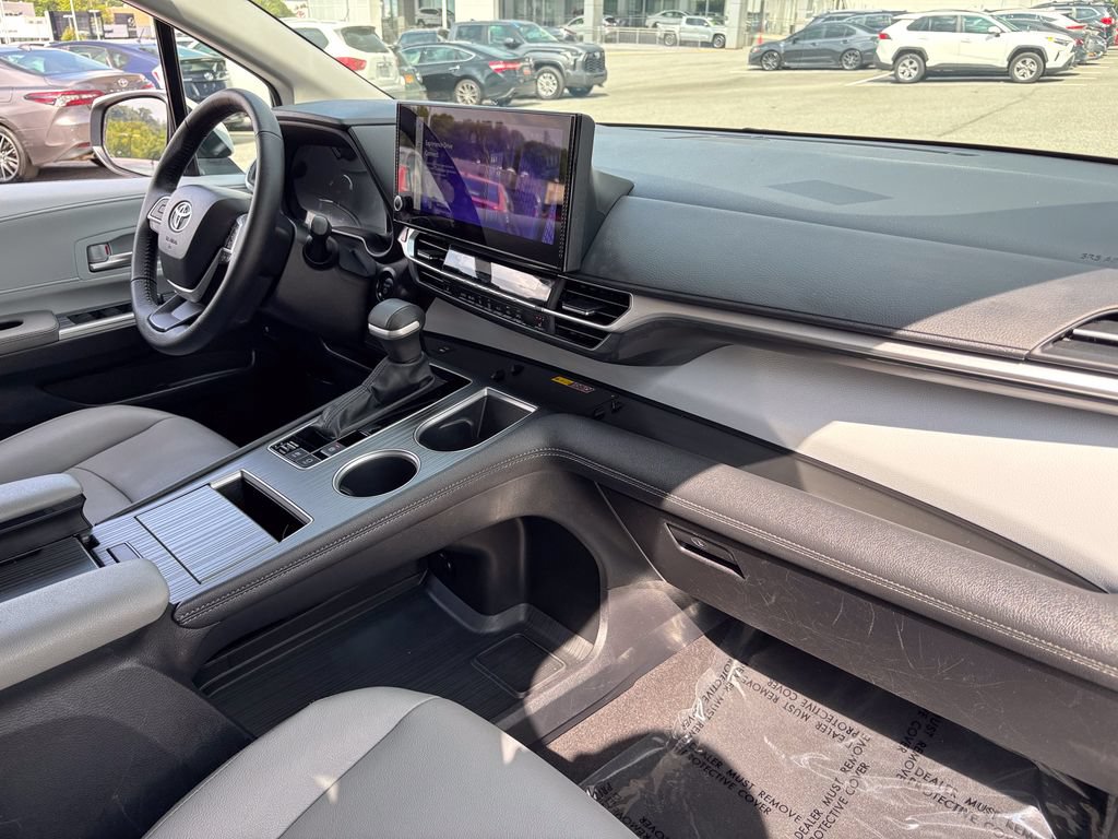 Certified 2026 Toyota Sienna XLE FWD image 40