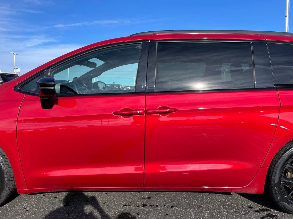 Used 2025 Chrysler Pacifica Limited image 31