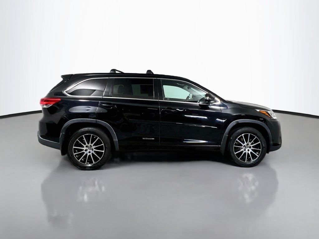 Used 2018 Toyota Highlander SE w/ Carpet Mat Package (TMS) AWD/4WD image 2