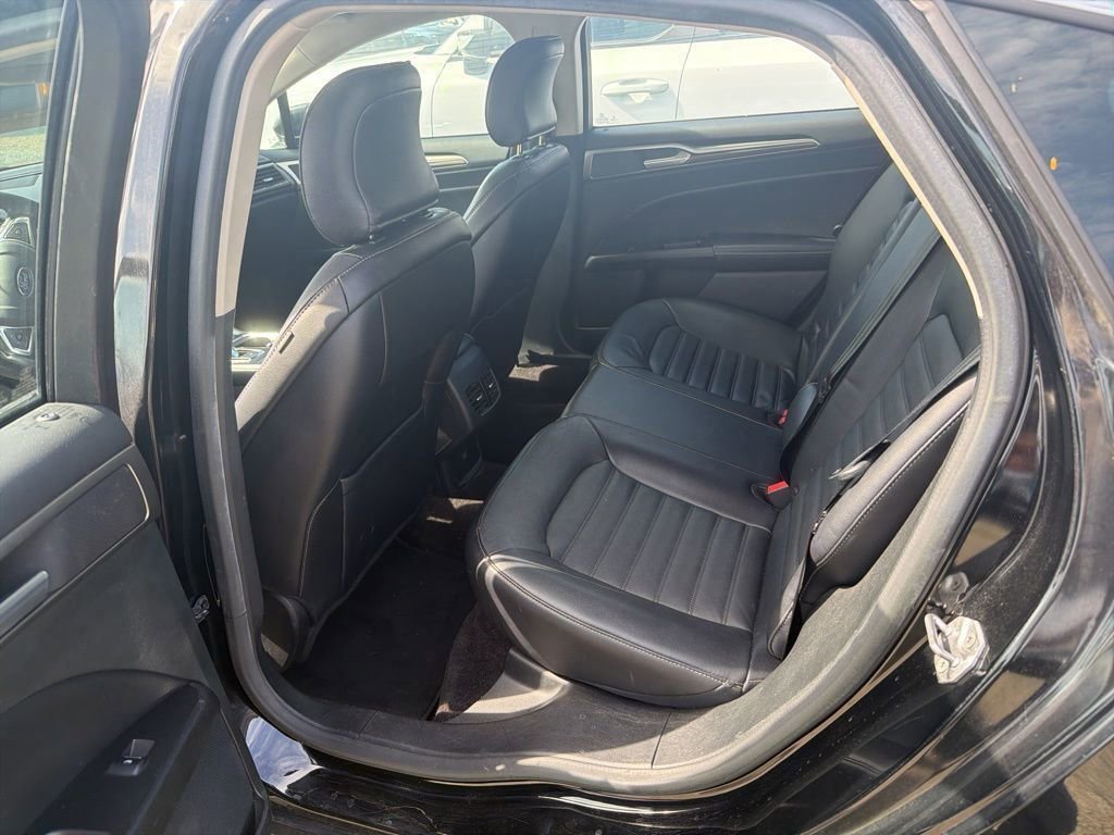 Used 2017 Ford Fusion SE w/ Fusion SE Technology Package FWD image 7