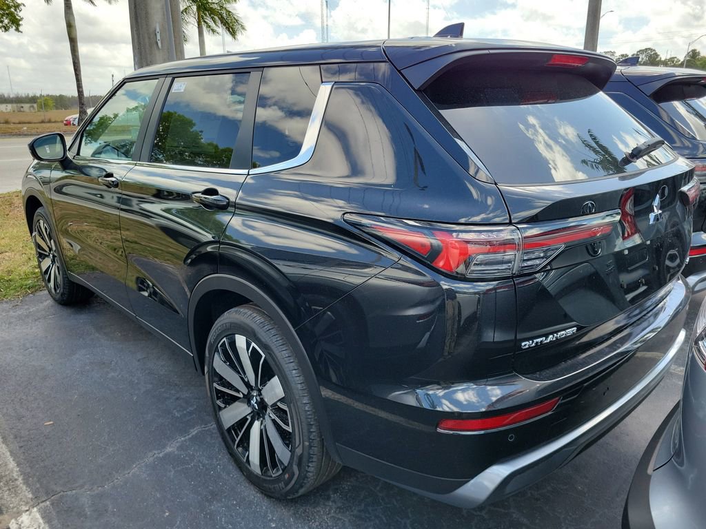New 2025 Mitsubishi Outlander SE image 3