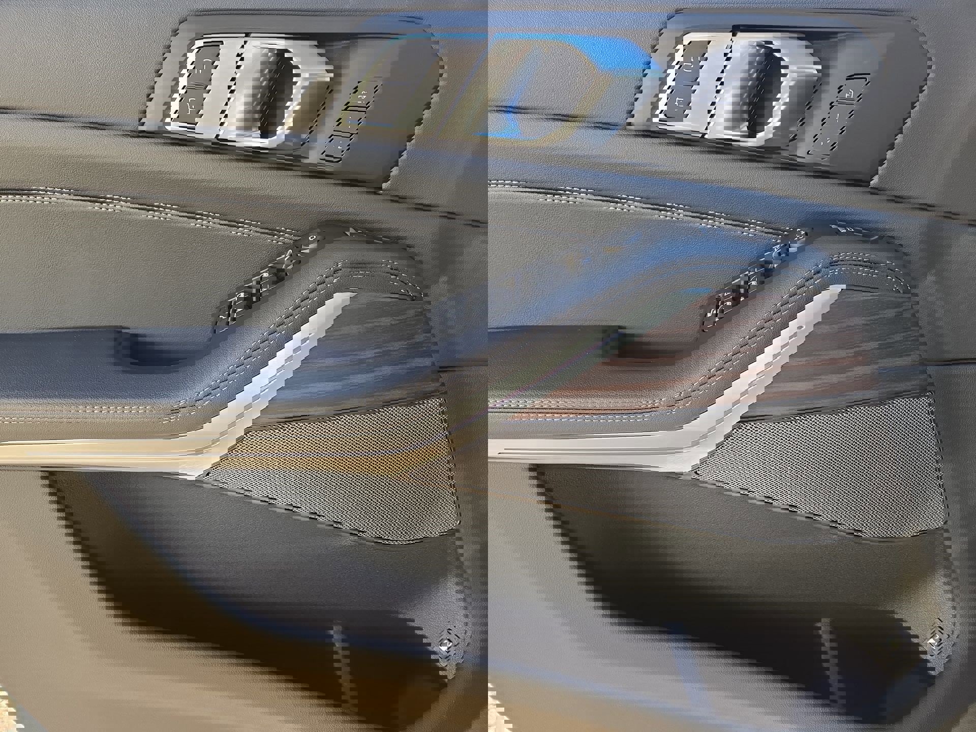 Used 2026 BMW X5 xDrive50e w/ M Sport Package image 15