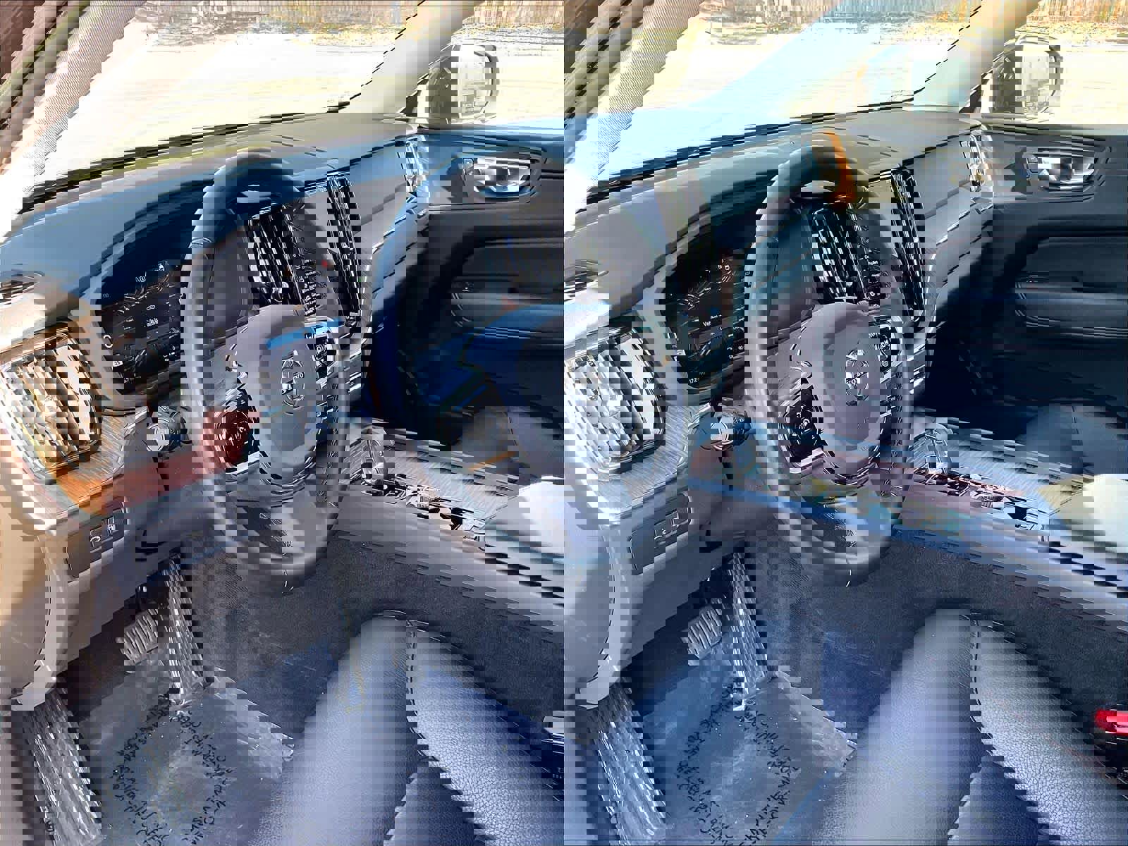 Used 2023 Volvo XC60 T8 Plus image 17